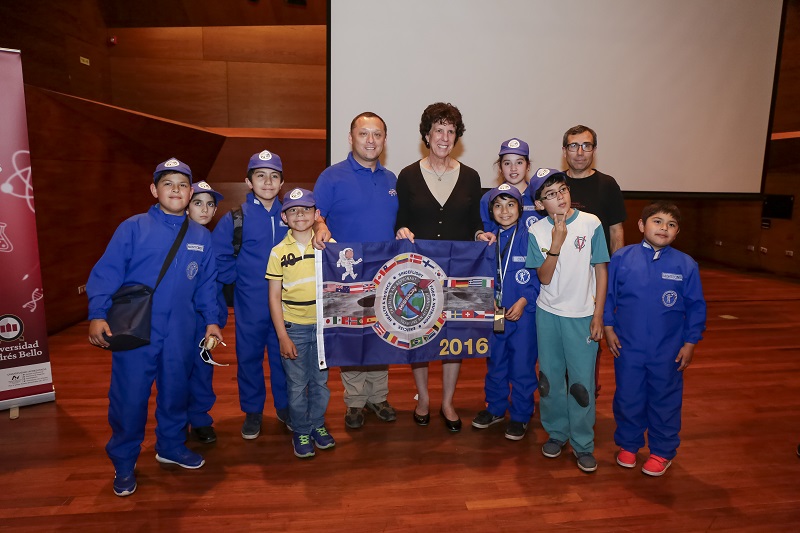 Ellen Baker junto a escuela participante